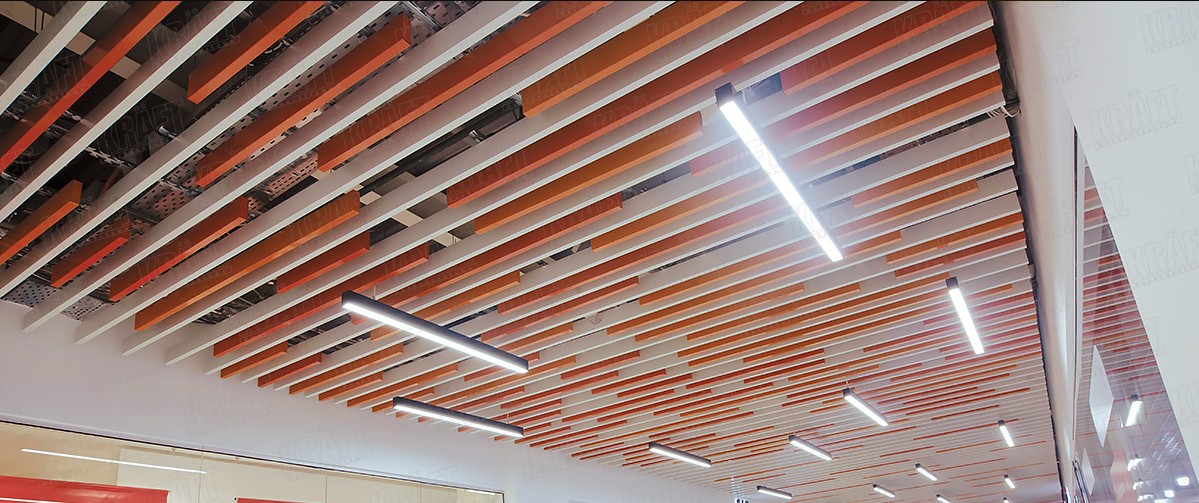 pohled na lamelový podhled v pasáži