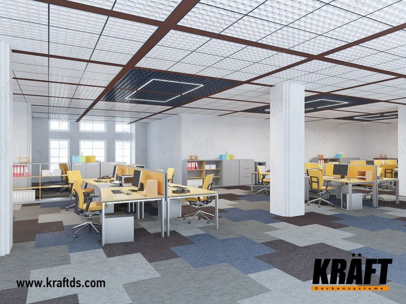 interiér se žlutými pracovními stoly a židlemi