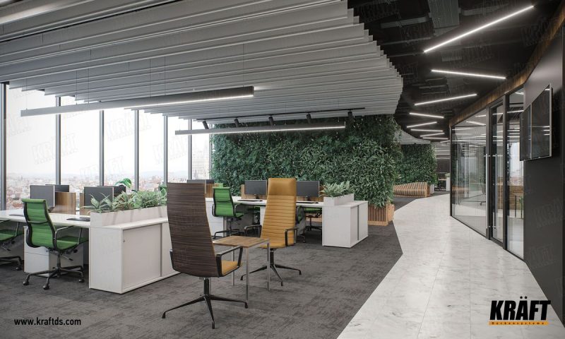 Open space se šikmými světly a zelenou stěnou v pozadí