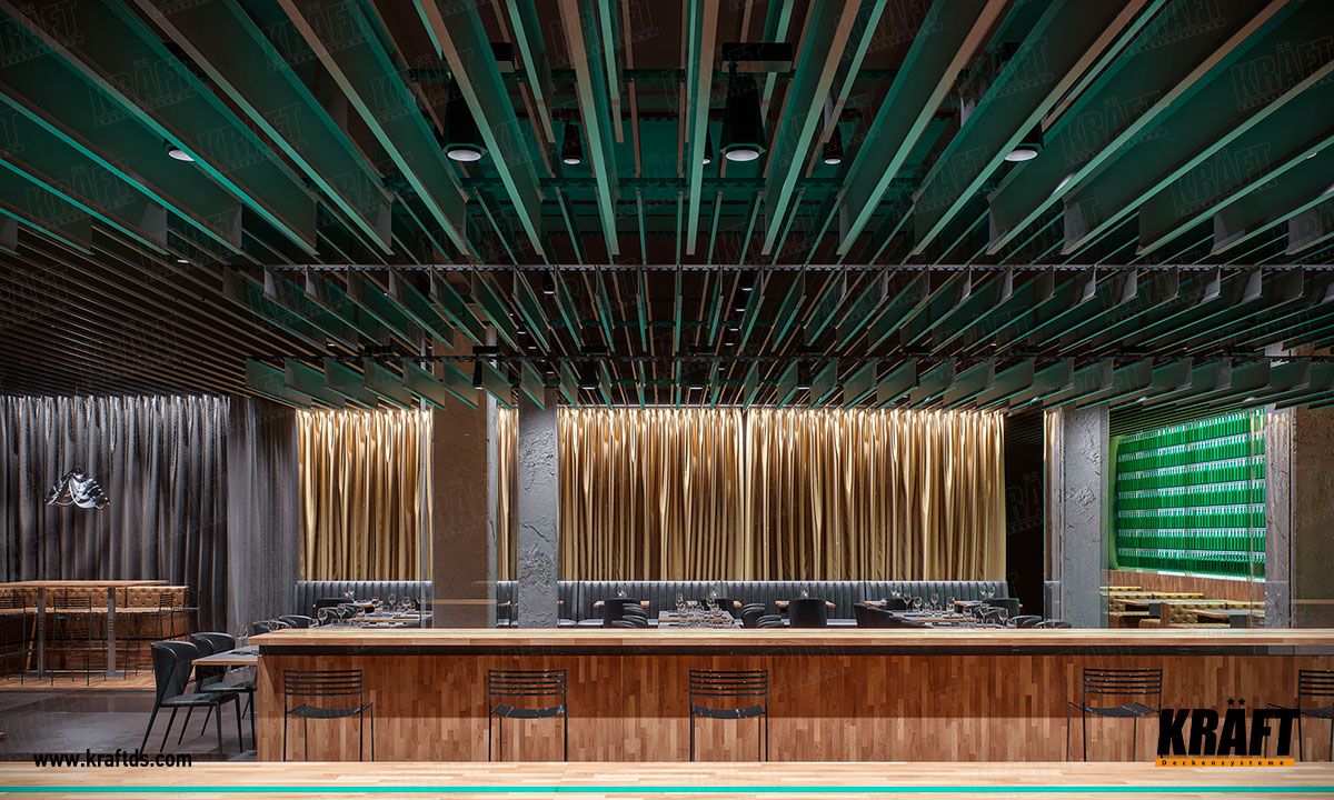 Interiér restaurace s hnědo-zelnými barvami