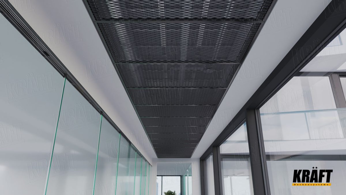 chodba s tahokovovým podhledem