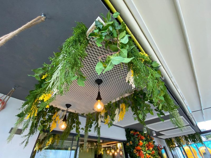 tahokovové ostrůvky zavěšené pod stropem s květinami