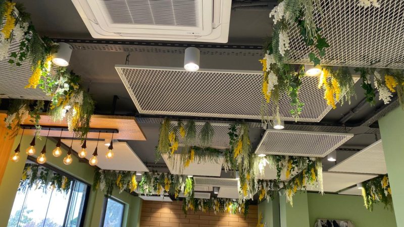 tahokovové ostrůvky zavěšené pod stropem