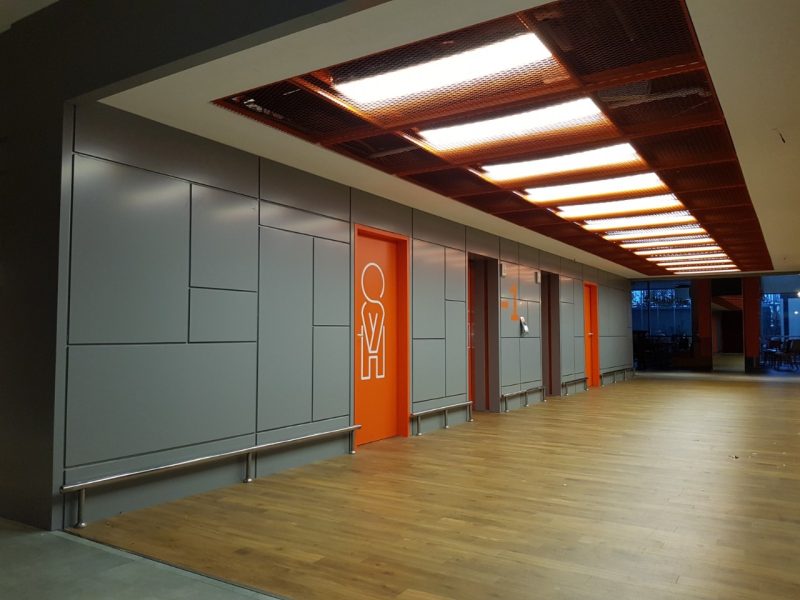 tahokový pás v podhledu s osvětlením nad