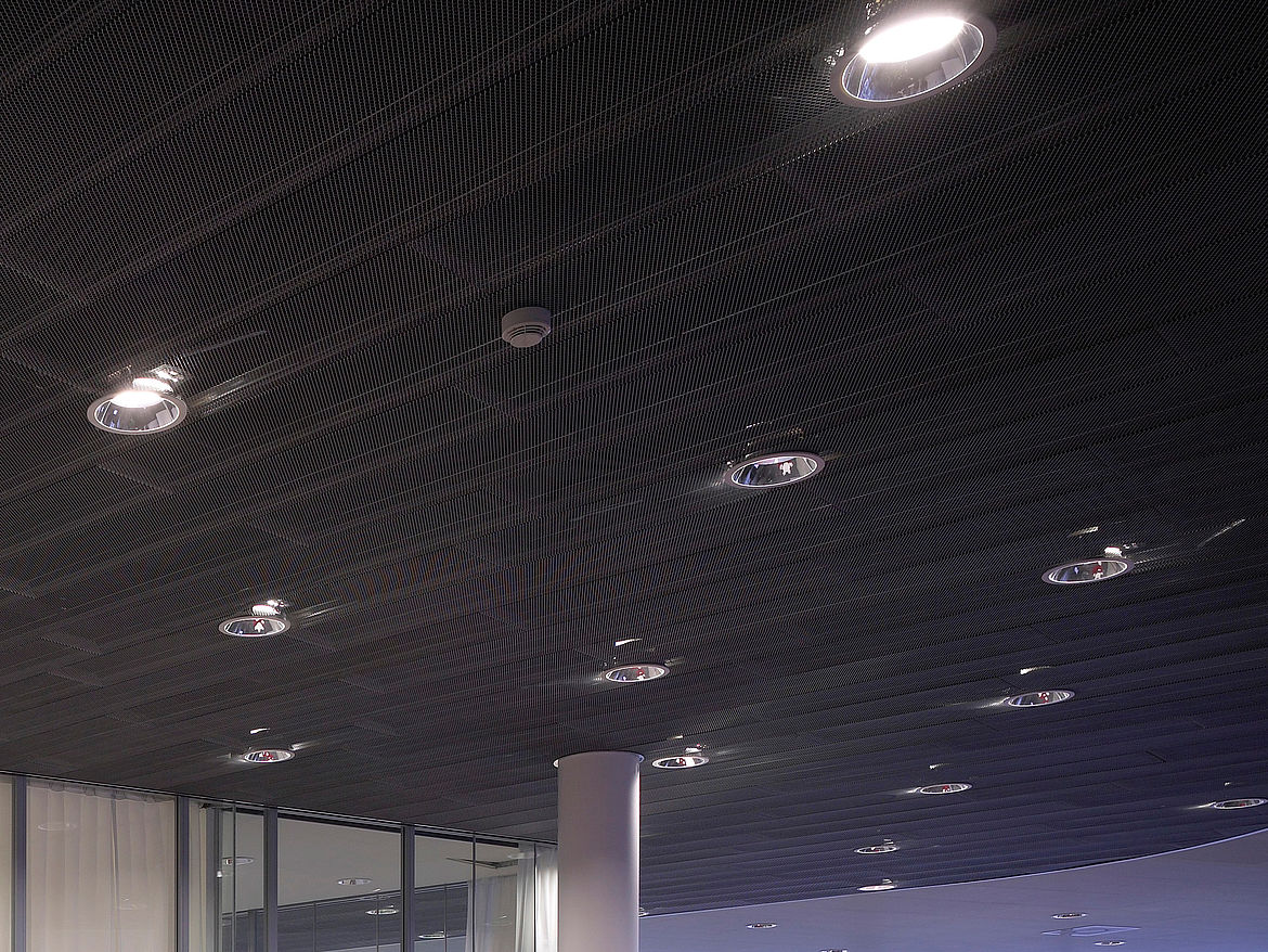 detail tahokovového podhledu zacvakávacího