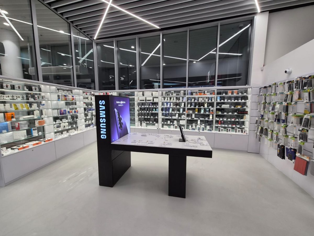 interiér moderní prodejny mobilních telefonů