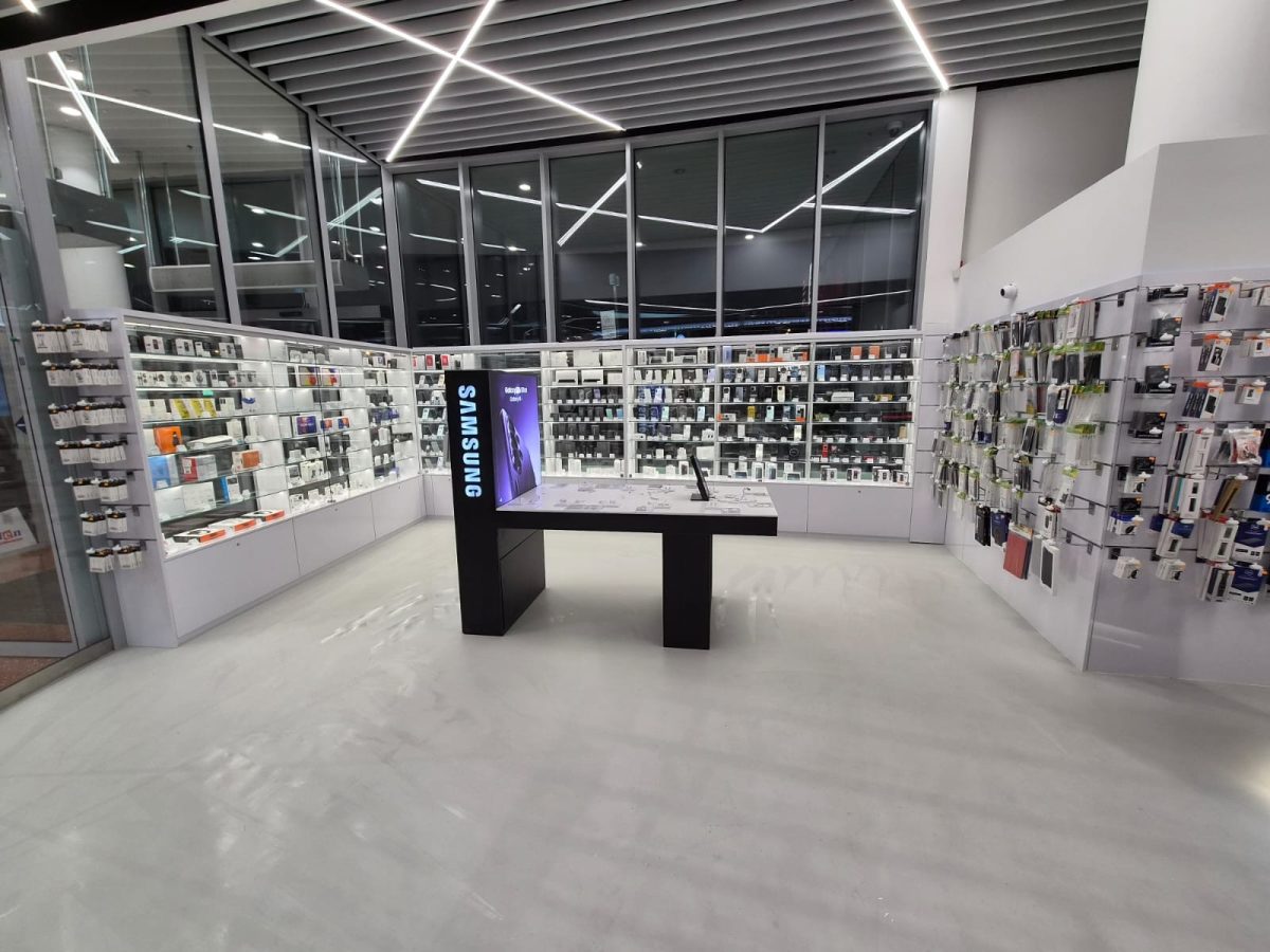 interiér prodejny mobilních telefonů